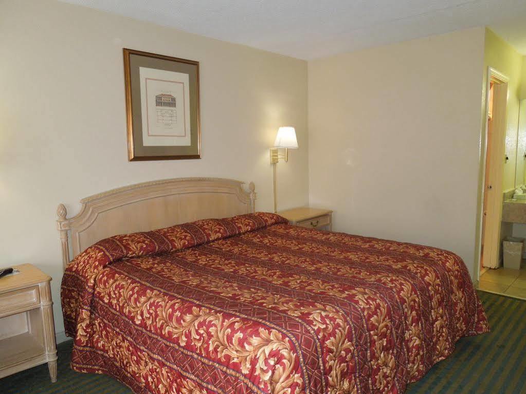 Red Roof Inn Fredericksburg North Exterior foto