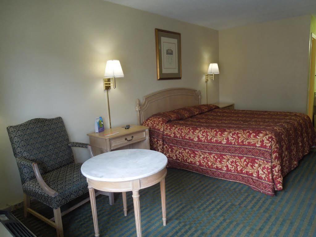 Red Roof Inn Fredericksburg North Exterior foto